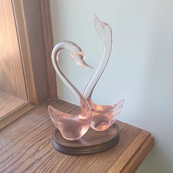Elegant Pink Glass Swan Sculpture - Picture 5 of 5